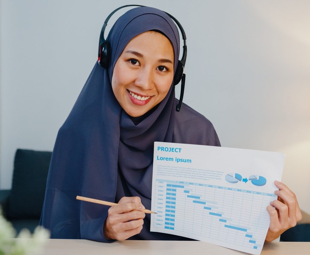 muslim lady using laptop talk to colleagues in vid 9ybz8e8